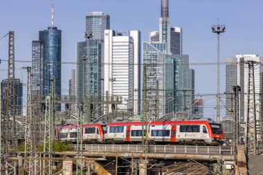 Frankfurt, Almanya - 11 Nisan 2025: Almanya 'nın Frankfurt kentindeki ana tren istasyonunda Vias Rail GmbH tipi Bombacı Itino treni.