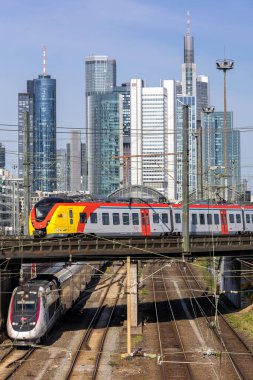 Frankfurt, Almanya - 11 Nisan 2025: Frankfurt, Almanya 'daki ana tren istasyonunda HLB Hessische Landesbahn GmbH ve TGV banliyö treni.