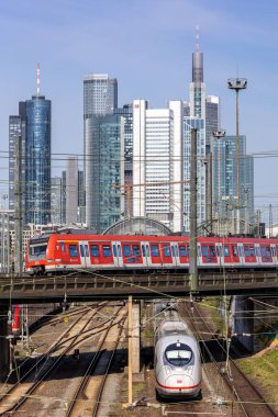 Frankfurt, Almanya - 11 Nisan 2025: Frankfurt, Almanya 'daki ana tren istasyonunda S-Bahn Rhein-Main ve ICE 3 banliyö treni.