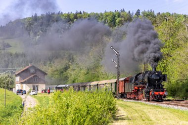 Blumberg, Almanya - 2 Mayıs 2025: Sauschwaenzlebahn buharlı tren lokomotifi Blumberg, Almanya 'daki Epfenhofen tren istasyonunda.
