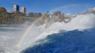 Ren nehrinin gökkuşaklı şelalesi Schaffhausen, İsviçre