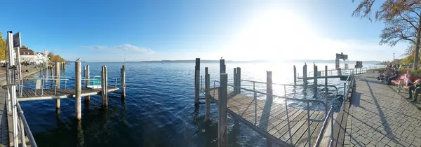 Vidvinklet Bilde Vakker Havnefront Med Brygge Med Blå Himmel – stockfoto