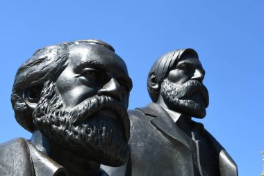 Berlin, Almanya 'daki KArl MArx ve Friedrich Engels anıtının heykeli