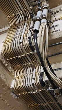 Binanın duvarındaki elektrik kablosu.