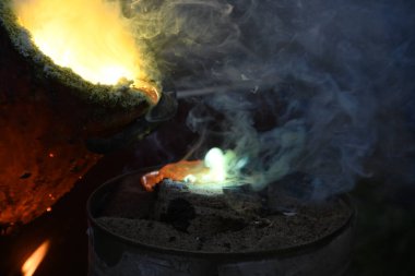 Dökümhanede sıcak ve dumanlı bir çömlek.