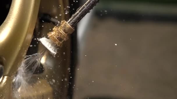 Wasserstrahl Reinigung Chrombolzen Auf Goldenem Rad — Stockvideo