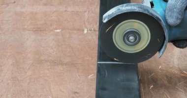 Elektrik öğütücü güç araçları çalışma tezgahındaki kare boruyu kopyalama alanı ile kesiyor