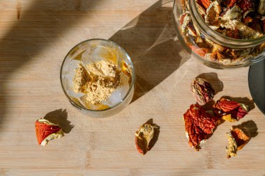 Sinek aromalı içeceğinin hazırlanması, buzun üzerinde toz haline getirilmiş, güneş ışığıyla aydınlatılmış kuru mantarlar. Ev yapımı sineklik iksiri. Üst Görünüm