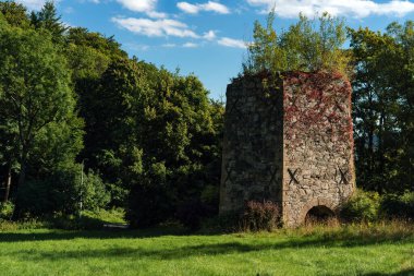 Polonya 'nın Aşağı Silezya bölgesindeki Leszczyniec kentinde 19. yüzyıldan kalma kireç fırını, eskimiş duvar ustaları, yosun aksanları ve kırsal sanayi cazibesiyle donatılmış bir yapı olarak duruyor.