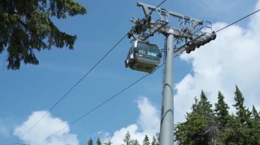 21 Temmuz 2025, Cerna Hora Janskie Lazne, Çek Cumhuriyeti. Cerna Hora dağ videosundaki Cableway Sistemi. Güneşli güzel bir yaz günü. Çayırdan görünen kabin asansörü.
