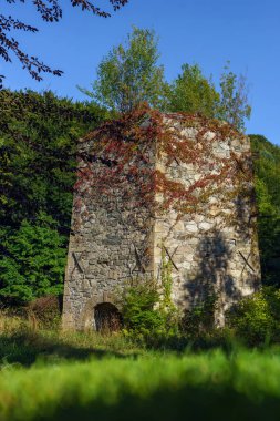 Polonya 'nın Aşağı Silezya bölgesindeki Leszczyniec kentinde 19. yüzyıldan kalma kireç fırını, eskimiş duvar ustaları, yosun aksanları ve kırsal sanayi cazibesiyle donatılmış bir yapı olarak duruyor.