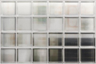 İç tasarım için şeffaf cam blok duvar. Estetik ve modern şekilli. Soyut şablonlar ve ışık bozulmaları yakalıyorum. Ev, banyo ve ofis için çeşitli binalar..