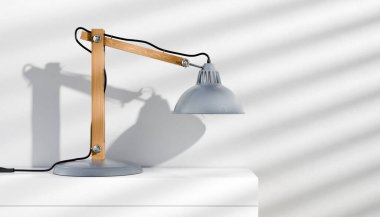 Retro ya da antika masa lambası, metal tabanlı ve gri renkli gölgelikli klasik ahşap kol, beyaz arka planda, izole edilmiş. 