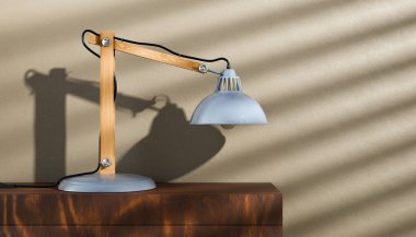 Ofis lambası, tahta bir şalın üzerinde duvarın karşısında duruyor. Eski tarz masa lambası, metal tabanlı ve gri renkli gölgelikli klasik ahşap kol..