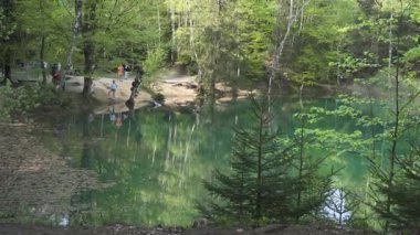 05 Mayıs 2025, Rudawy Janowickie, Polonya. Mavi göl. Rudawy Janowickie, Aşağı Silezya 'daki renkli göller bölgesinde bulunan madendeki su rezervlerinden biri. Ormanla çevrili.