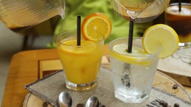 Portakal suyuyla bardağa dökülen espresso kahvesi beklenmedik bir şekilde tezgahın üzerine dökülüyor.. 