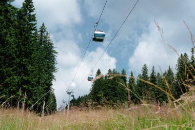 21 Temmuz 2025, Cerna Hora Janskie Lazne, Çek Cumhuriyeti. Cerna Hora Dağı 'ndaki Cableway Sistemi. Güneşli güzel bir yaz günü. Çayırdan görünen kabin asansörü.