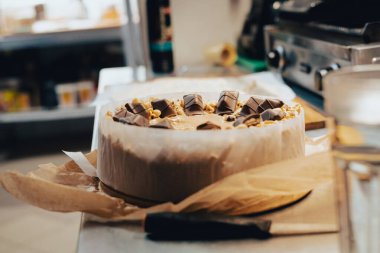 Karamelli ve fındıklı bueno peynirli kek mutfak tezgahına konuyor..