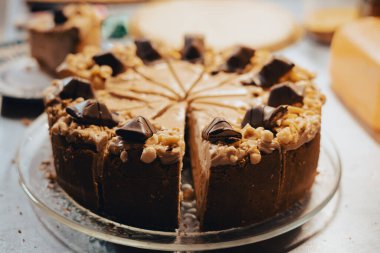 Karamelli ve fındıklı bueno peynirli kek mutfak tezgahına konuyor..