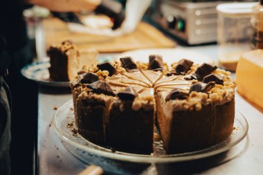 Karamelli ve fındıklı bueno peynirli kek mutfak tezgahına konuyor..