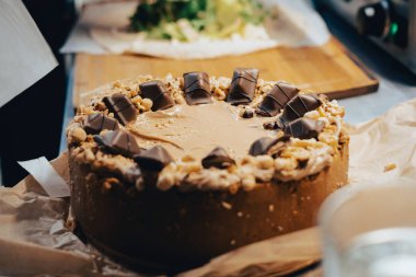 Karamelli ve fındıklı bueno peynirli kek mutfak tezgahına konuyor..