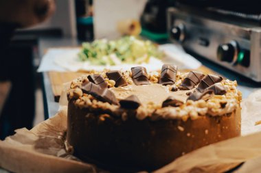 Karamelli ve fındıklı bueno peynirli kek mutfak tezgahına konuyor..