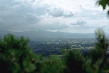 Sokolik Duy Dağı 'ndan Nieka Dağı manzarası. Karkonosze Dağları, Polonya