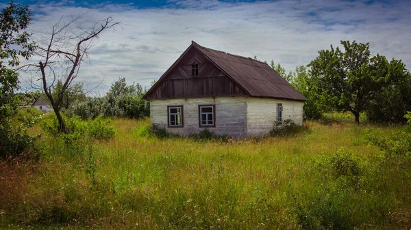 Stary Opuszczony Zniszczony Drewniany Dom Wsi — Zdjęcie stockowe