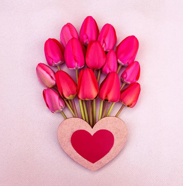 Romantyczna Kartka Dużym Bukietem Jasnoczerwonych Delikatnych Tulipanów — Zdjęcie stockowe