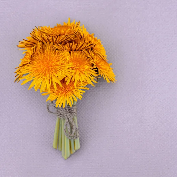 Bir Buket Yumuşak Bahar Çiçekli Romantik Kart Yumuşak Sarı Karahindiba — Stok fotoğraf