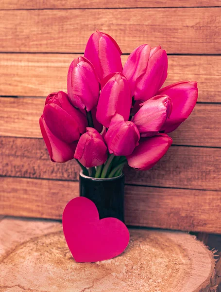 Romantyczna Kartka Dużym Bukietem Jasnoczerwonych Delikatnych Tulipanów — Zdjęcie stockowe