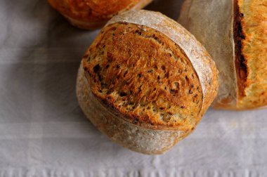 Bir tane ev yapımı somun ekmek.