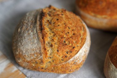 Bir tane ev yapımı somun ekmek.