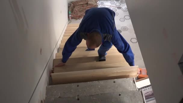 Worker Man Add Stairs Board Step Staircase Handheld Shot — 图库视频影像