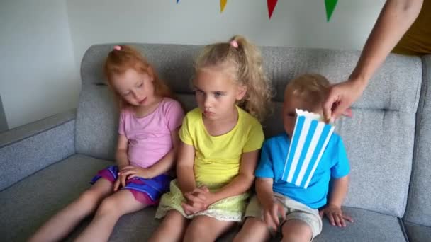 Mother Hand Give Popcorn Boxes Children Watching Television Little Kids — Stok video