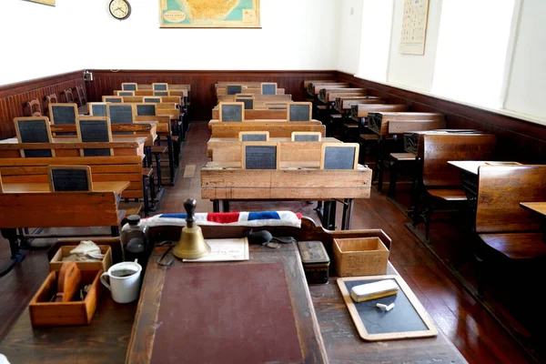 Old Kelas Sejarah Dengan Meja Kayu Dan Papan Tulis — Stok Foto