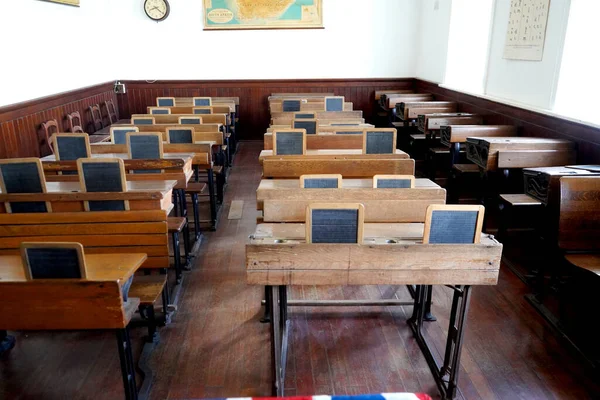 木製の机と黒板と古い歴史的な教室 — ストック写真