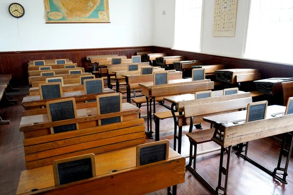 Altes Historisches Klassenzimmer Mit Holztischen Und Kreidetafeln — Stockfoto