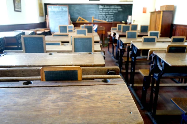 木製の机と黒板と古い歴史的な教室 — ストック写真