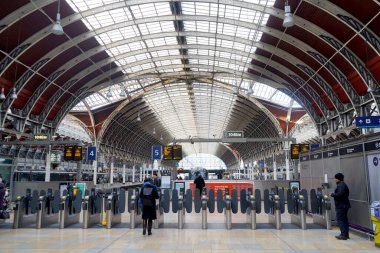 7 Şubat 2023 - Londra, İngiltere: Paddington İstasyonu, Londra, İngiltere 'de çalışmak için seyahat edenler