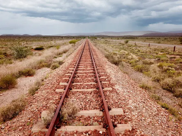 砂漠の風景の中の鉄道 ストック画像