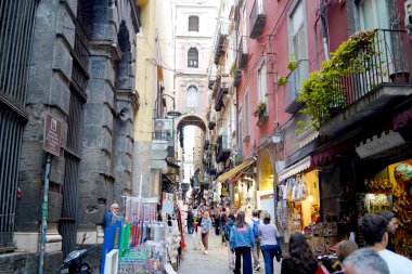 Napoli, İtalya 'da işlek sokaklar