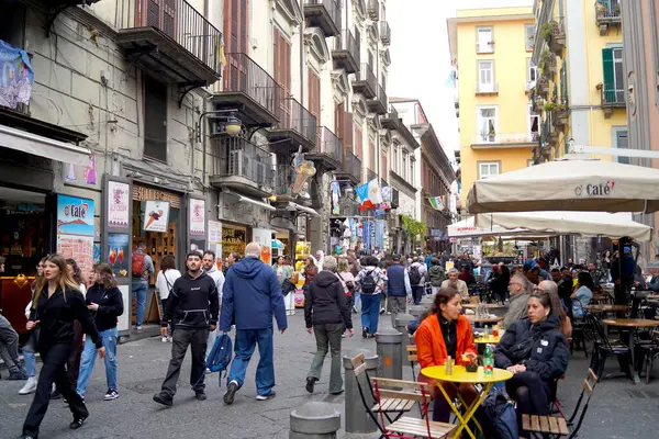 Napoli, İtalya 'da işlek sokaklar