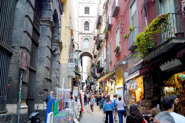 Napoli, İtalya 'da işlek sokaklar