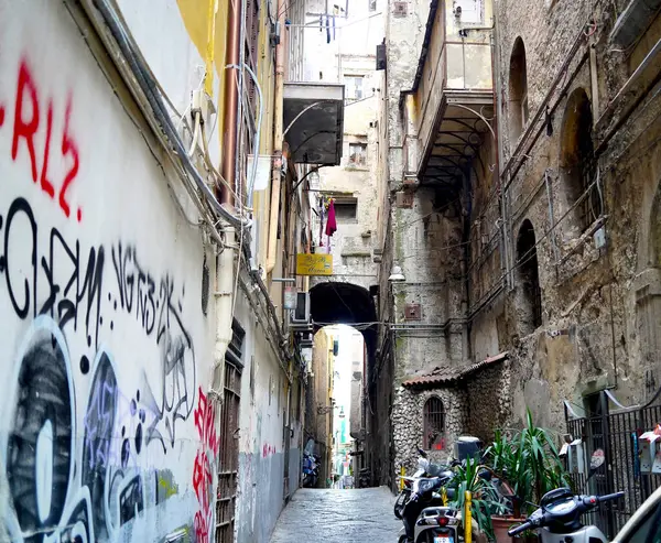 Napoli, İtalya 'da işlek sokaklar