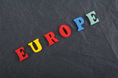 Europe kelime kara tahta arka plan üzerinde renkli abc alfabe blok ahşap harfler, reklam metni için kopya alanı üzerinden oluşur. Öğrenme İngilizce kavramı