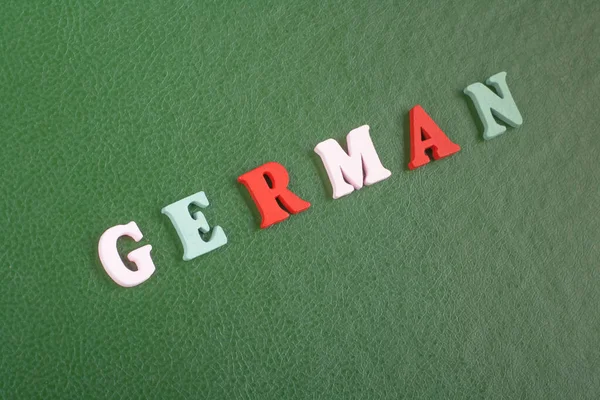 Almanca Yeşil Arkaplan Kelimesi Alfabe Bloklu Tahta Harflerden Oluşmuştur Reklam — Stok fotoğraf
