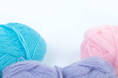 Beyaz bir arka plan üzerinde izole örgü ipliği