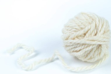 Beyaz bir arka plan üzerinde izole örgü ipliği