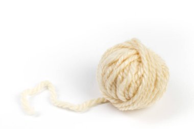 Beyaz bir arka plan üzerinde izole örgü ipliği